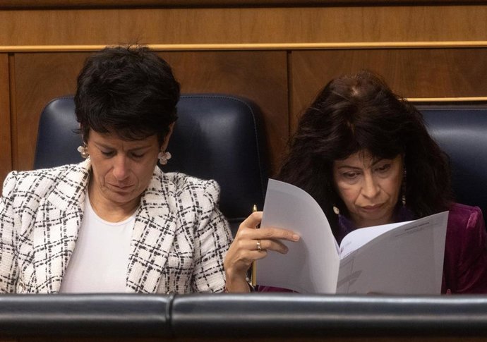Archivo - La ministra de Inclusión, Seguridad Social y Migraciones, Elma Saiz (i) y la ministra de Igualdad, Ana Redondo (d), durante una sesión de control al Gobierno en el Congreso de los Diputados
