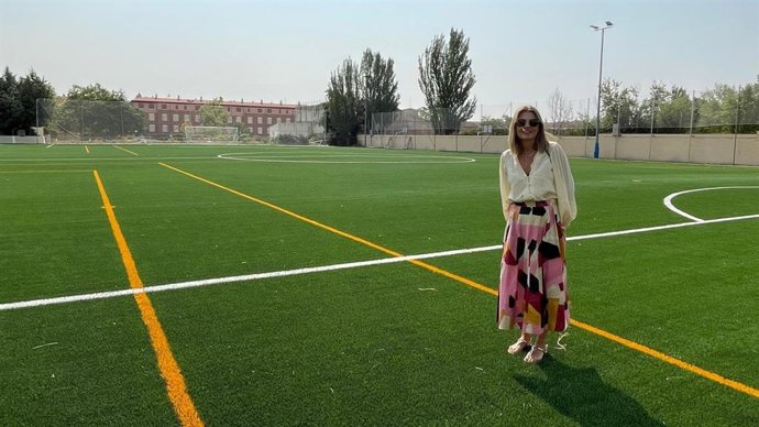 La concejala de Deportes del Ayuntamiento de Salamanca, Almudena Parres, en el campo de fútbol de las instalaciones Rosa Colorado.