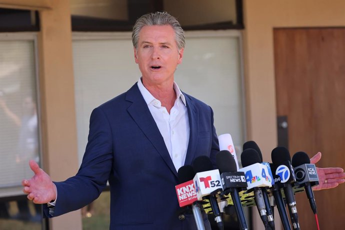 Archivo - 16 de julho de 2025, Downey, Califórnia, EUA: O governador da Califórnia, Gavin Newsom, concede entrevista à imprensa para falar sobre a desmobilização de 2.000 membros da Guarda Nacional pelo governo federal, bem como sobre o efeito das batidas