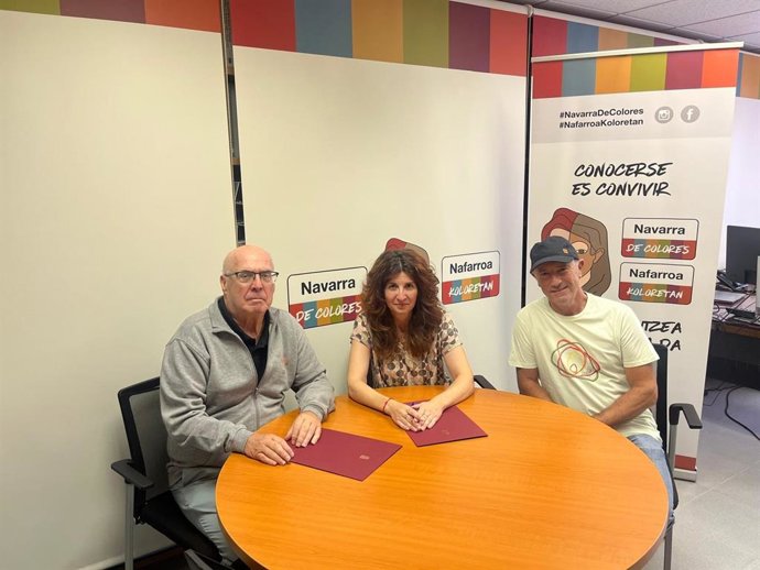 La directora general de Políticas, Eva Gorria Gurría, junto al representante legal de Zaporteak, Jesús Mari Jalón (izquierda de la imagen) y otro miembro de la ONG.