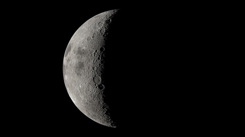 Esta visualización simula lo que la tripulación de Artemis II podría ver a través de las ventanas de Orión el día de su aproximación más cercana a la Luna.