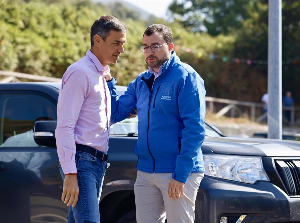 El presidente del Gobierno, Pedro Sánchez, acompañado por el ministro de Interior, Fernando Grande Marlaska, el presidente del Principado de Asturias, Adrián Barbón y la directora general de Protección Civil y emergencias, Virginia Barcones, durante una