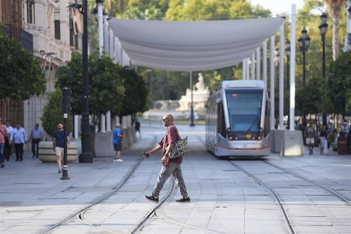 Imágenes de la Avenida de la Constitución de Sevilla luciendo los primeros toldos instalados en la jornada de este viernes. 