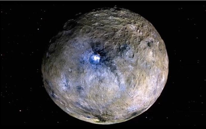 O planeta anão Ceres é mostrado em cores aprimoradas, com base em imagens da missão Dawn da NASA. Novos modelos térmicos e químicos indicam que Ceres pode ter tido, há muito tempo, condições propícias à vida.
