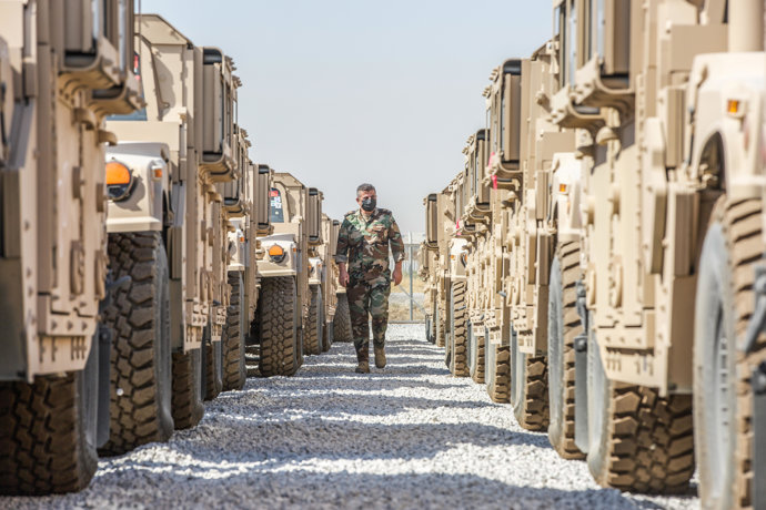Archivo - STYLELOCATIONA Kurdish soldier with the Peshmerga Regional Guard Brigade inspects a shipment of American armored Humvee vehicles delivered from the Counter-ISIS Train and Equip Fund September 22, 2021 in Erbil, Iraq.
