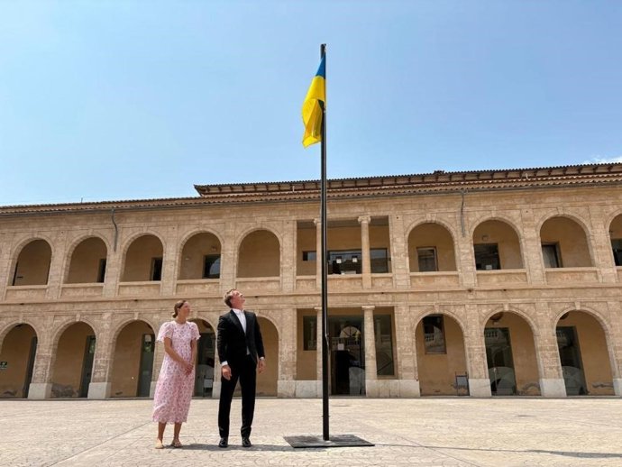 La vicepresidenta y consellera de Cultura y Patrimonio, Antònia Roca, y el cónsul de Ucrania en las Illes Balears, Volodymyr Nosov, durante el acto de izada de la bandera de Ucrania en La Misericordia