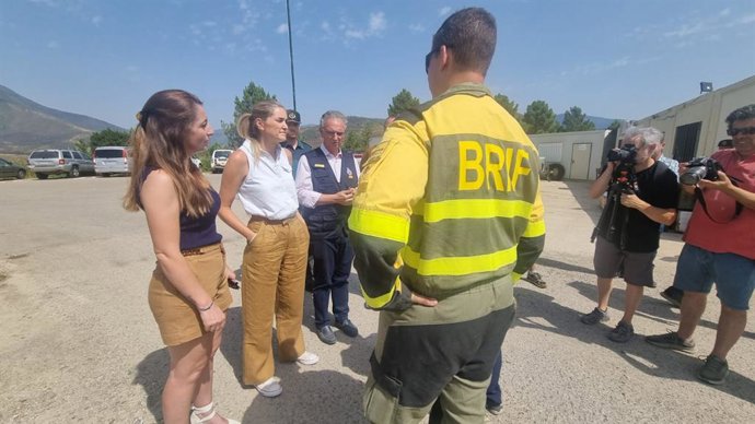 La vicepresidenta tercera y ministra para la Transición Ecológica y el Reto Demográfico, Sara Aagesen, durante su visita a los efectivos de la brigada forestal (BRIF) de Pinofranqueado (Cáceres), a 16 de agosto de 2025, en Pinofranqueado, Cáceres, Extrema