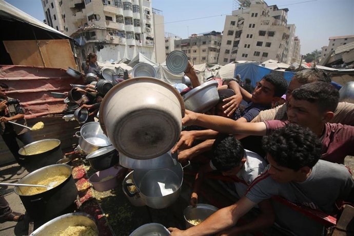 Imagen de archivo de un grupo de palestinos esperando para recibir alimentos en Gaza.