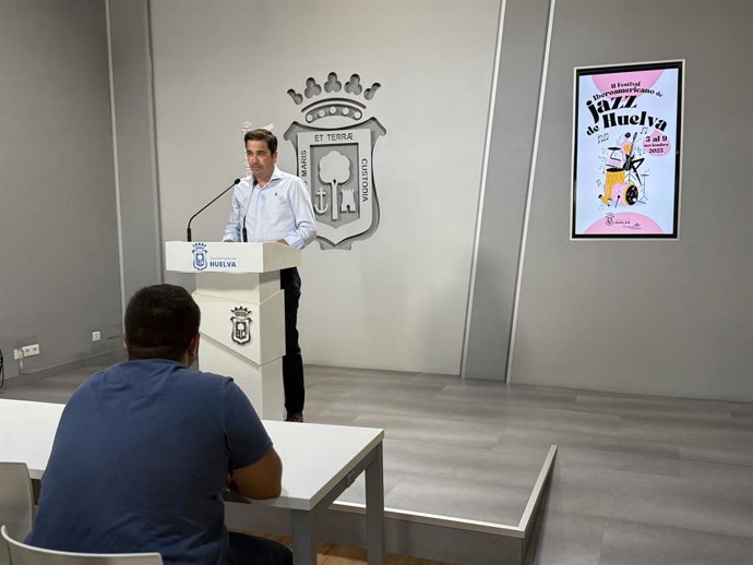 El concejal de Cultura y Patrimonio Arqueológico del Ayuntamiento de Huelva, Nacho Molina, en la presentación del III Festival de Jazz Iberoamericano de Huelva.
