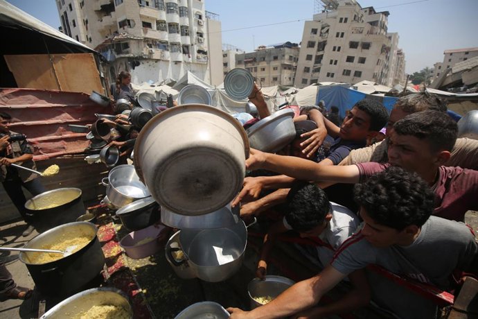 Imagem de arquivo de um grupo de palestinos esperando para receber alimentos em Gaza.