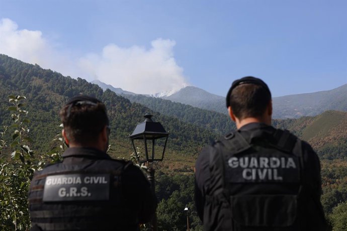 Dois agentes da Guardia Civil observam o incêndio, 22 de agosto de 2025, em Degaña, Astúrias (Espanha). Nesta sexta-feira, há oito incêndios florestais no Principado de Astúrias, de acordo com as últimas informações da SEPA. Desses, três ainda estão ativo