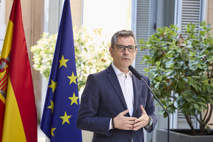 El ministro de la Presidencia, Justicia y Relaciones con las Cortes, Félix Bolaños, atiende a los medios de comunicación, en el Palacio de Parcent, a 22 de agosto de 2025