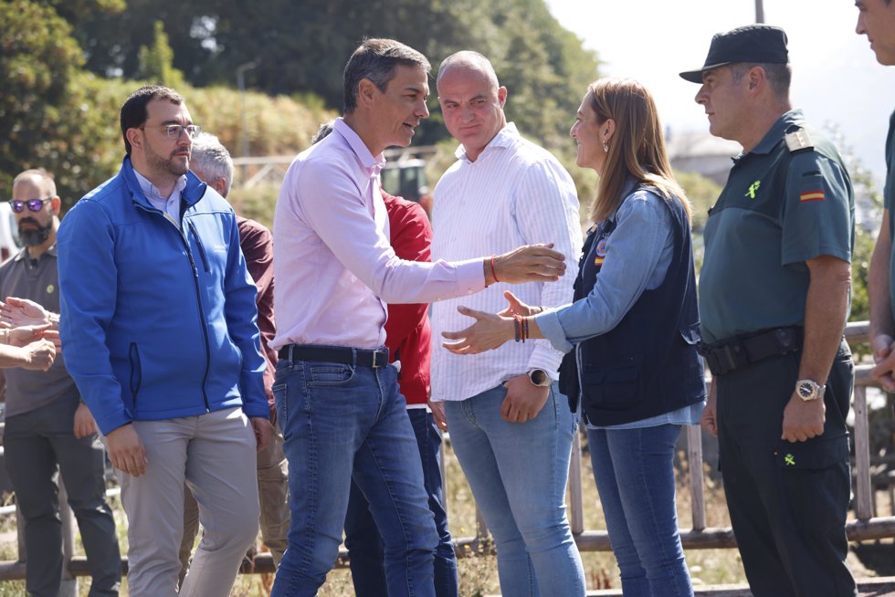 El presidente del Gobierno, Pedro Sánchez, acompañado por el ministro de Interior, Fernando Grande Marlaska, el presidente del Principado de Asturias, Adrián Barbón y la directora general de Protección Civil y emergencias, Virginia Barcones