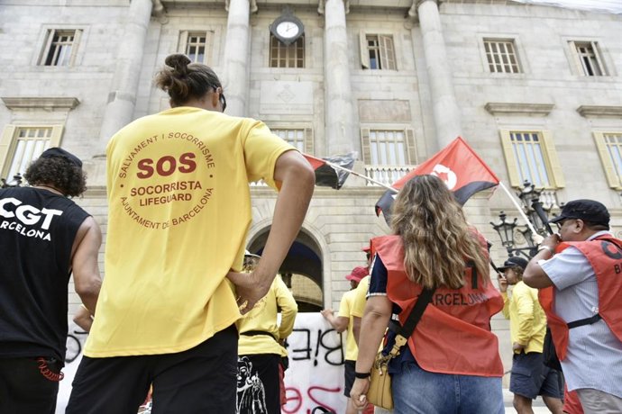 Socorristes de Barcelona durant una manifestació, a 22 d'agost de 2025, a Barcelona, Catalunya (Espanya)