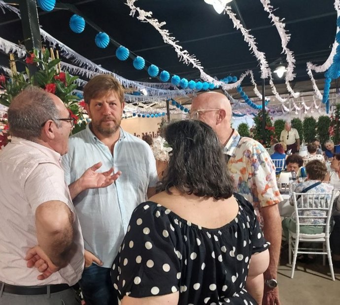 El portavoz de Con Málaga, Nicolás Sguiglia, entre otros en la Feria de Málaga.
