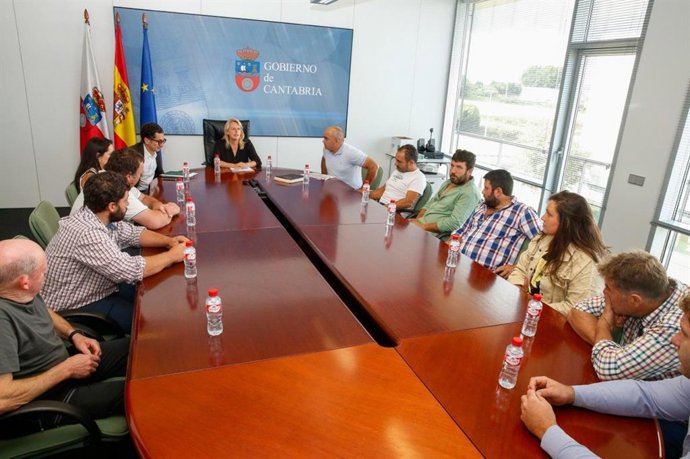 La consejera de Desarrollo Rural, María Jesús Susinos, ha recibido este viernes a este grupo de ganaderos cántabros afectados