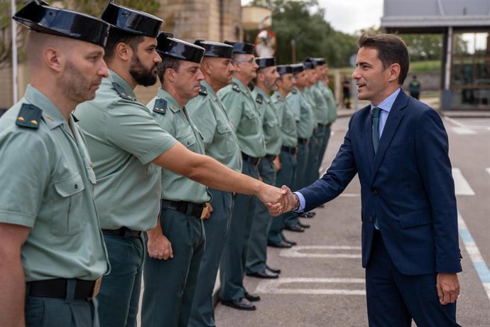 El delegado del Gobierno en Cantabria, Pedro Casares, visita la Comandancia de la Guardia Civil