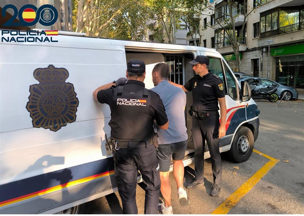 Agentes de la Policía Nacional detienen en Mallorca a un fugitivo buscado por las autoridades luxemburguesas y suizas