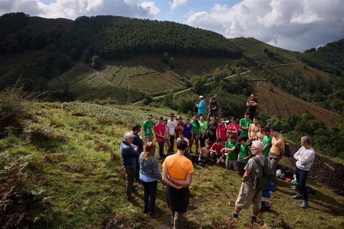 La vicepresidenta Ollo visita en Otsondo el campamento juvenil que localiza y recupera búnkeres del franquismo.