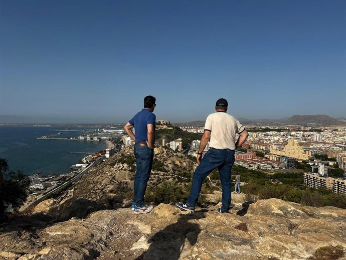El alcalde de Alicante, Luis Barcala, recorre la Serra Grossa con brigadistas que cuidan los montes de Orgegia, San Julián, Benacantil, Tossal, Colmenares, Porquet, Cala Cantalar y Villafranqueza