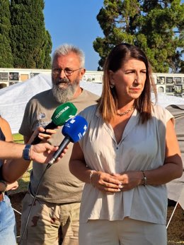 La delegada territorial de Cultura y Deporte, Teresa Herrera, en su visita a los trabajos de exhumación en el cementerio de La Soledad de Huelva para buscar restos de posibles bebés robados.