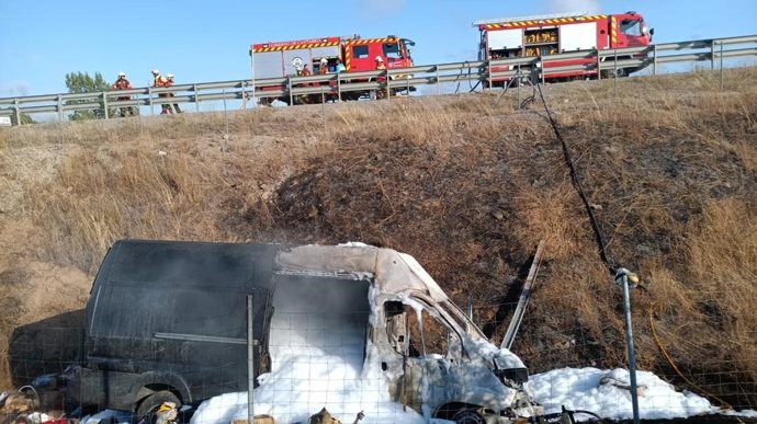 Calcinada una furgoneta en la A-67 en Valdeprado del Río
