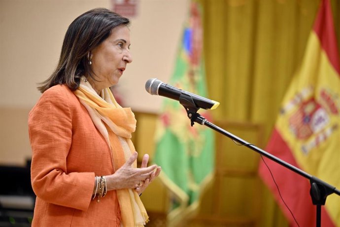 La ministra de Defensa, Margarita Robles, interviene durante su visita al Regimiento de Cazadores de Montaña 'Galicia' no 64 en su Acuartelamiento San Bernardo, a 20 de agosto de 2025, en Jaca, Huesca, Aragón (España). Durante la visita, se ha realizado u