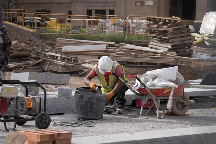 Archivo - Un obrero realizando obras en las Ramblas de Barcelona, a 25 de octubre de 2023, en Barcelona, Catalunya, (España)