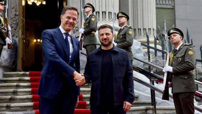 El secretario general de la OTAN, Mark Rutte, de visita en Kiev junto al presidente ucraniano, Volodimir Zelenski.