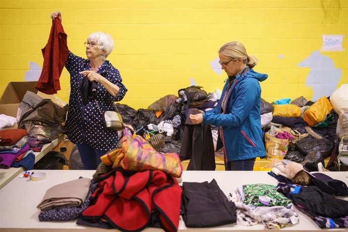 Archivo - Voluntarias en Reino Unido colocan suministros humanitarios para Ucrania