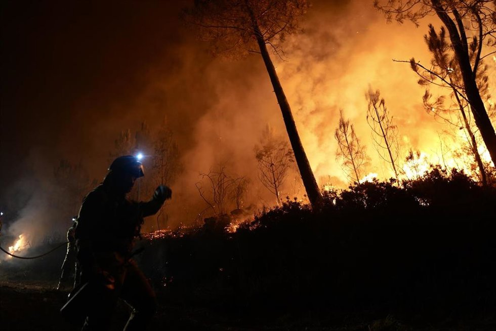 Vista del fuego en el Miradoiro do Alto da Picota, a 22 de agosto de 2025, en Os Peares, Ourense, Galicia (España).