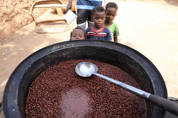 KHARTOUM, Aug. 19, 2025  -- Children wait for free meal at a charity kitchen in Al-Fitaihab neighborhood in Omdurman, Sudan, Aug. 12, 2025.   As the World Humanitarian Day is marked across countries on Tuesday, the Middle East and North Africa remain mire