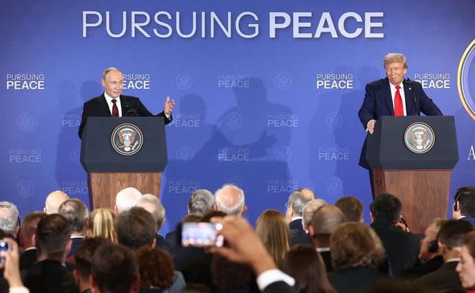HANDOUT - 15 August 2025, US, Alaska: US President Donald Trump (R) and Russian President Vladimir Putin attend a press conference at Joint Base Elmendorf-Richardson following their meeting in Alaska. Photo: -/Kremlin/dpa - ATTENTION: editorial use only a