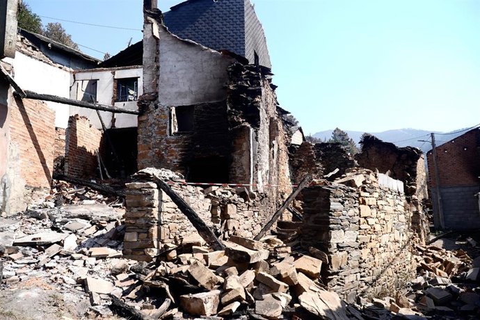 Ruinas tras el incendio, a 22 de agosto de 2025, en San Vicente de Leira, Ourense