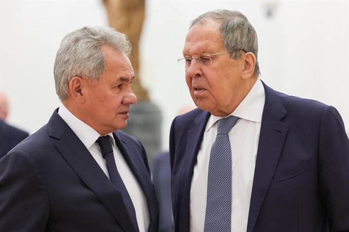RÚSSIA, MOSCOU - 16 DE AGOSTO DE 2025: O secretário do Conselho de Segurança da Rússia, Sergei Shoigu (à esq.), e o ministro das Relações Exteriores da Rússia, Sergei Lavrov, são vistos antes de uma reunião do governo presidida pelo presidente da Rússia, 