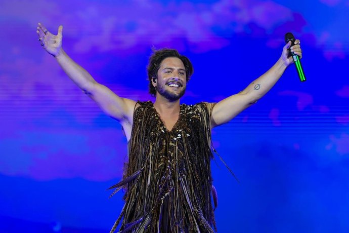 Archivo - El cantante de Isla Cristina (Huelva) Manuel Carrasco en un concierto de su nueva gira.