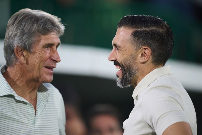 Manuel Pellegrini Head Coach of Real Betis and Eder Sarabia Head Coach of Elche CF prior the Spanish League, LaLiga EA Sports, football match played between Elche FC and Real Betis Balompie at Estadio Manuel Martinez Valero on August 18, 2025 in Elche, Al