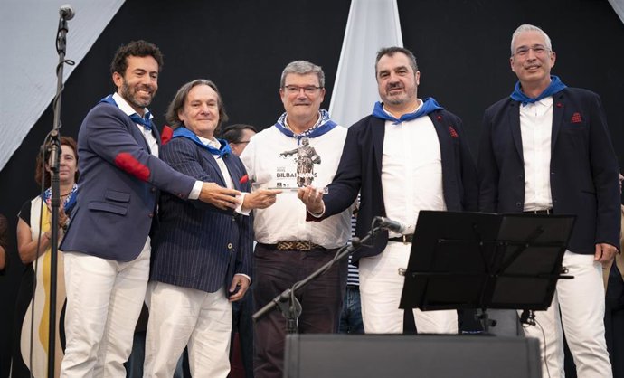 Juan Mari Aburto (centro) con los ganadores del concurso de bilbainadas 2025 de Aste Nagusia
