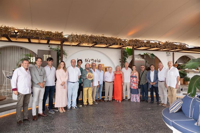 El jurado del Capote de Paseo de la edición de este año reunido para debatir el ganador de este galardón municipal.  Junto con la concejala delegada de Servicios Operativos, Playas y Fiestas, Teresa Porras.