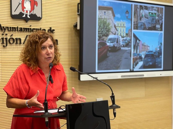 La edil del PSOE, Carmen Eva Pérez Ordiales en rueda de prensa.