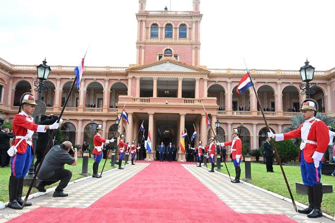 O Presidente do Governo, Pedro Sánchez (à esquerda), é recebido com honras militares pelo Presidente da República do Paraguai, Santiago Peña (à direita), no Palácio Presidencial em Assunção, em 23 de julho de 2025, em Assunção (Paraguai).