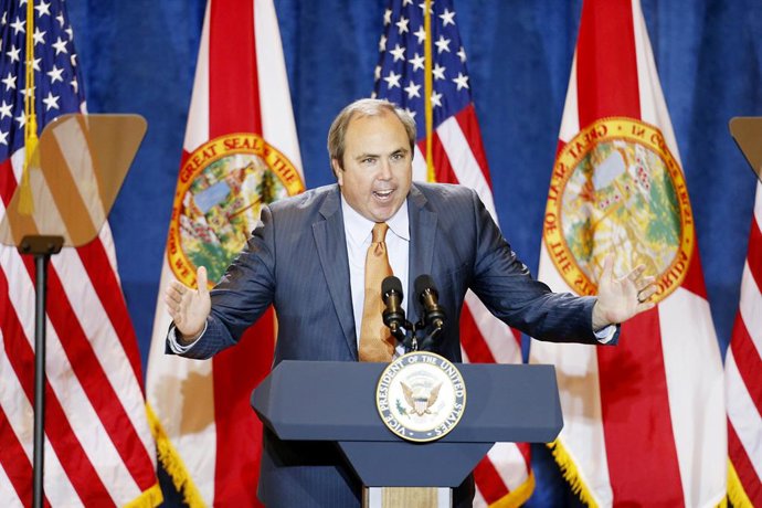 Archivo - 16 de janeiro de 2020, Tampa, Flórida, EUA: O senador estadual Joe Gruters (R), Distrito 23, faz o discurso de abertura antes de o vice-presidente Mike Pence fazer um discurso de campanha durante o comício "Keep America Great" no Venetian Event 