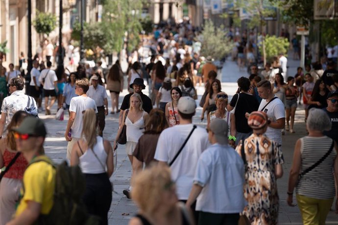Archivo - Imagen de recurso de gente caminando. 