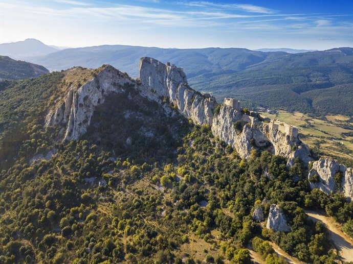 Archivo - September 28, 2020, Occitanie, France: Aerial View of the Cathar castle of Peyrepertuse in Languedoc-Roussillon, France, Europe. Ancient Cathar site of the ChÃteau de Peyrepertuse, Peyrepertuse Castle in Corbieres Occitanie Midi Pyrenees France