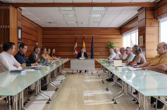 El presidente de la Junta, Alfonso Fernández Mañueco, mantiene un encuentro con las Organizaciones Profesionales Agrarias (OPAs) en la que se han abordado las medidas de apoyo al sector debido a los incendios
