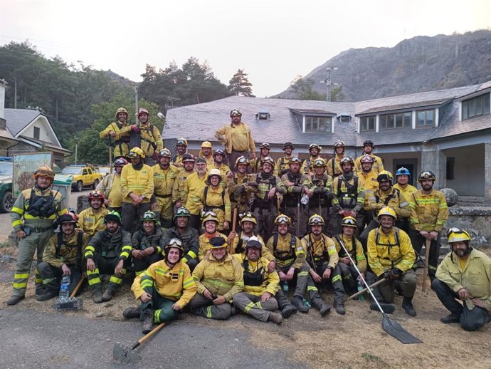 Miembros delos ADF que trabajan en la extinción del incendio de Puente de Sanabria (Zaragoza)