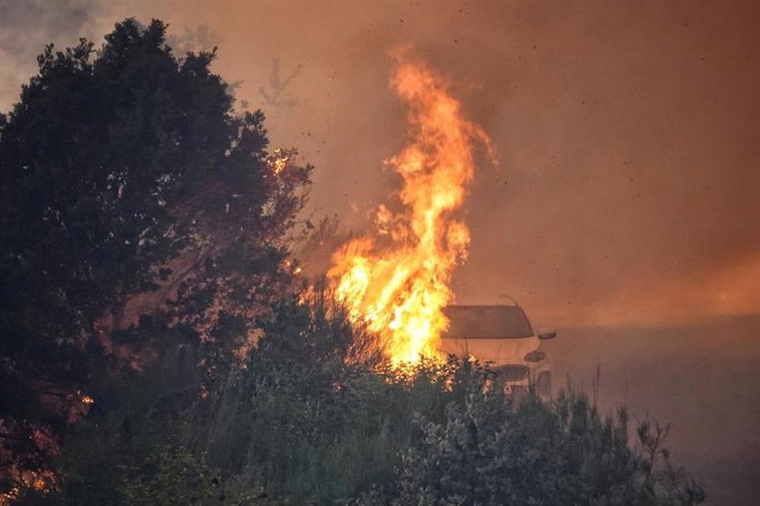 Vista del fuego, a 21 de agosto de 2025, en Anllarinos del Sil, León, Castilla y León (España). 