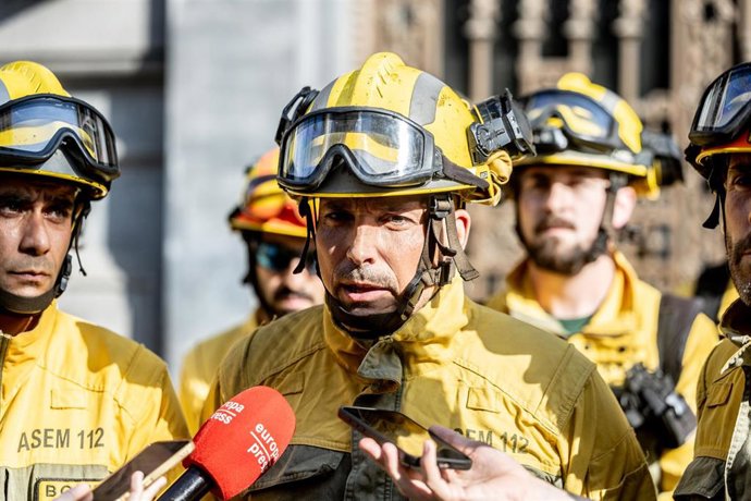 El presidente del comité de empresa del servicio de Bomberos Forestales de la Comunidad de Madrid, Jesús Molina Pino, atiende a los medios de comunicación