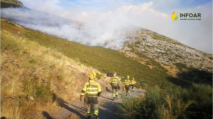 Maniobra de fuego técnico utilizada por los efectivos de INFOAR este viernes por la mañana en el sector de Valverde de la Sierra (León) dentro del incendio forestal de Barniedo de la Reina.