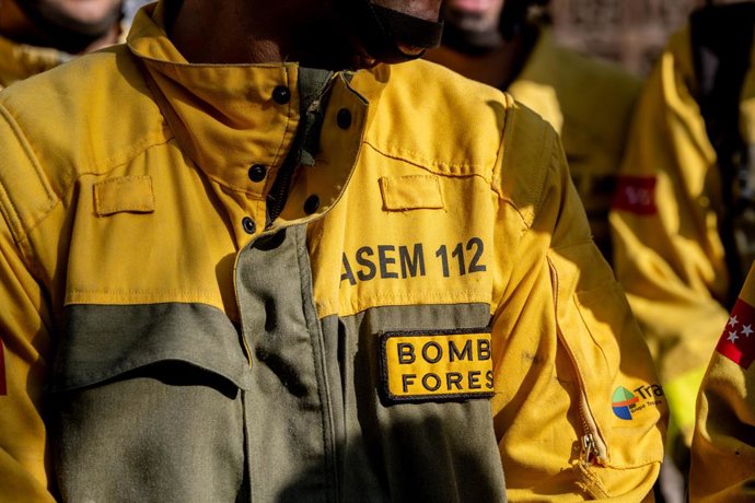 Varios bomberos forestales durante una rueda de prensa del comité de empresa del servicio de Bomberos Forestales de la Comunidad, frente a la Conserjería de Medio Ambiente, Agricultura e Interior, a 14 de agosto de 2025, en Madrid (España). Las Brigadas F